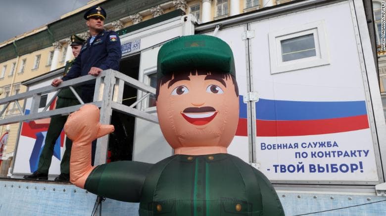 Rusia po rekruton mijëra vullnetarë për të rimbushur radhët e saj ushtarake