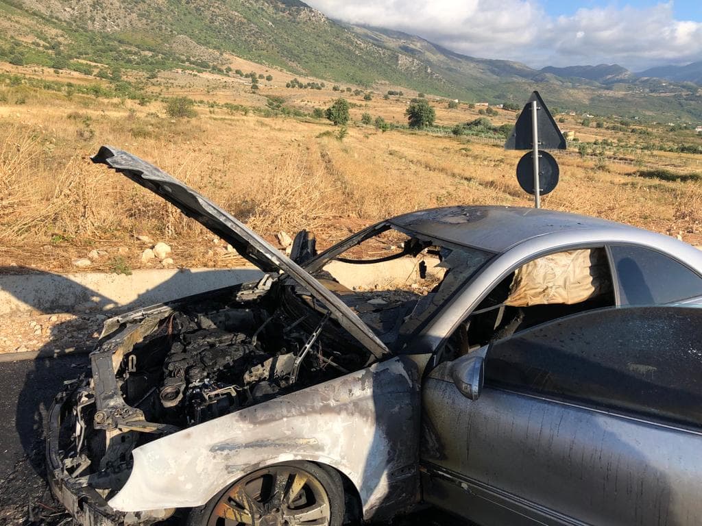 Digjet një makinë në bajpasin e Vlorës
