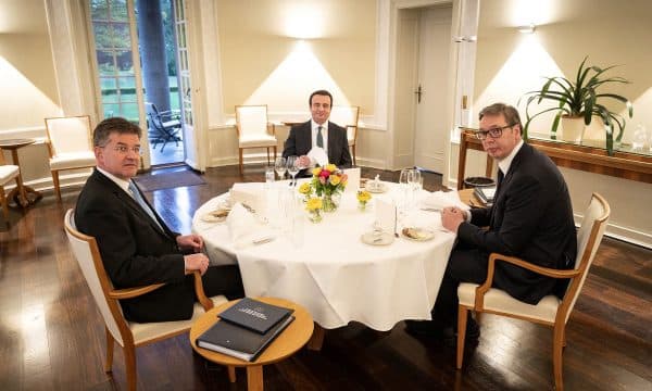 Pas tensioneve në veri, Brukseli konfirmon se ka dërguar ftesa në Prishtinë e Beograd