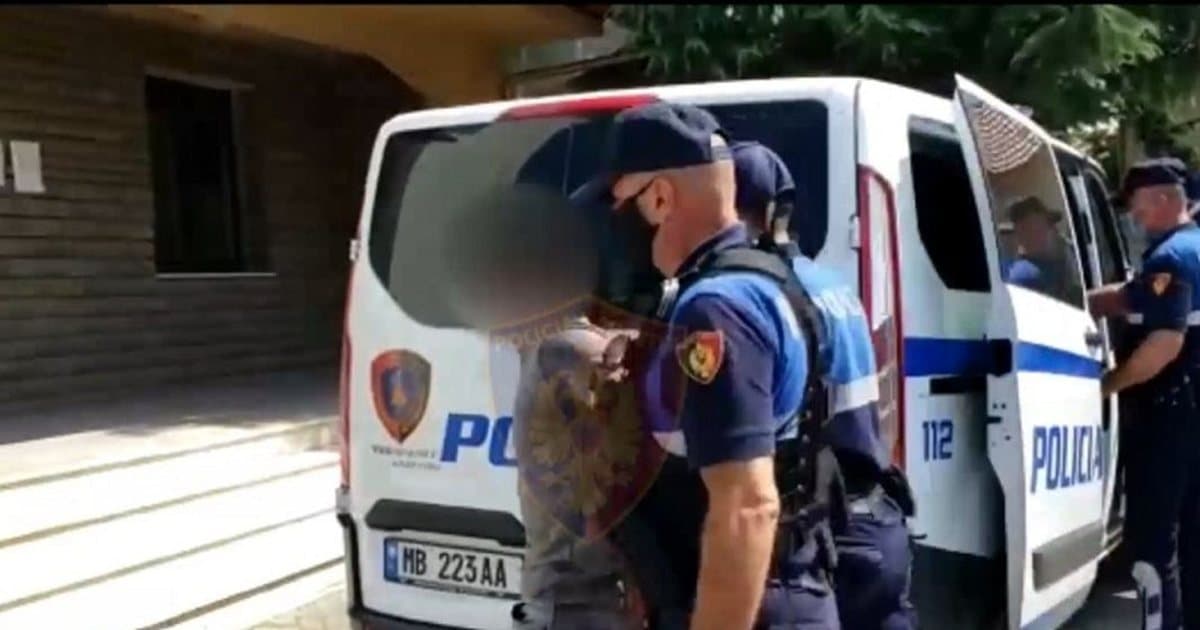 Në kërkim për ngacmim seksual ndaj një vajze, kundërshton policinë gjatë shoqërimit