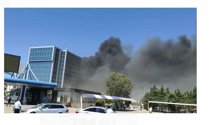 Durrës/ Zjarr në magazinën e një karburanti (VIDEO)