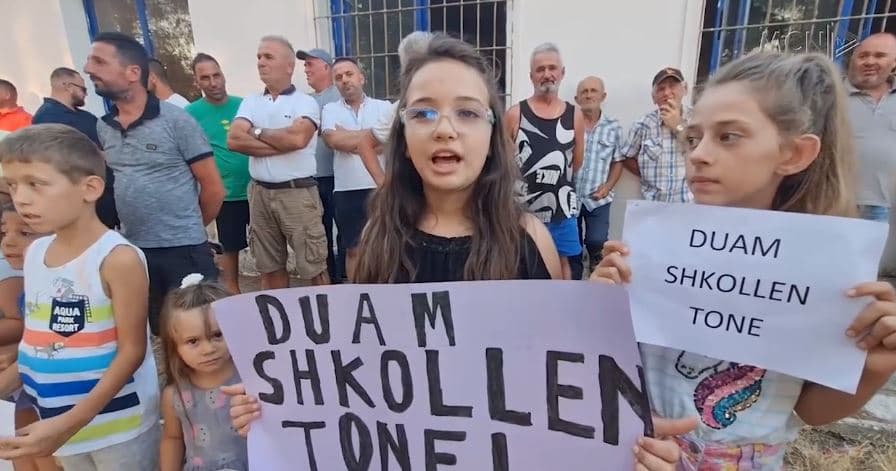 Protestë për rihapjen e shkollës në Mizë/ Banorët: Nuk i dërgojmë më fëmijët në fshatrat e tjerë (VIDEO)