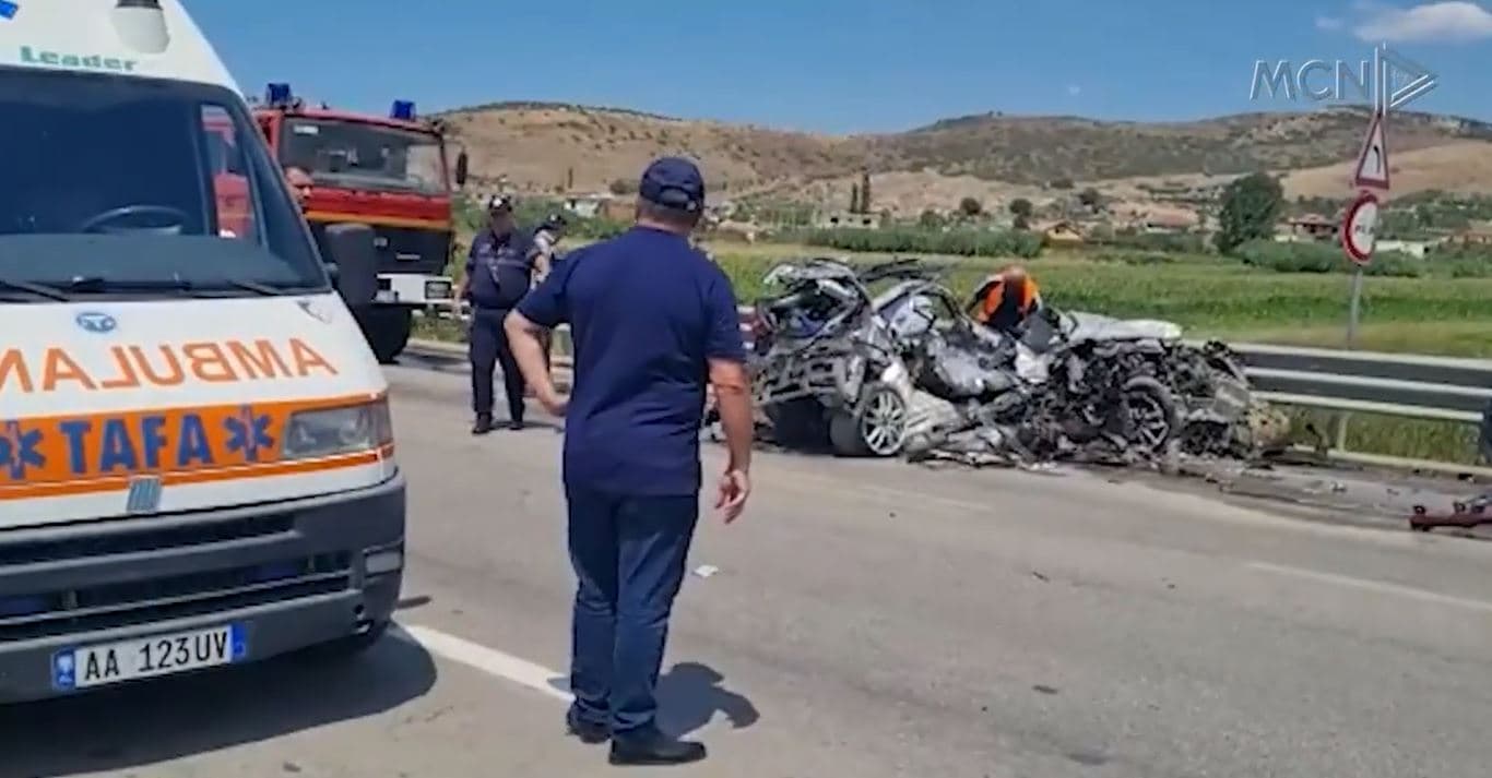 Aksident i rëndë në Kavajë/ Përplaset kamioni me “Benz”-in, humb jetën 30-vjeçari (VIDEO)