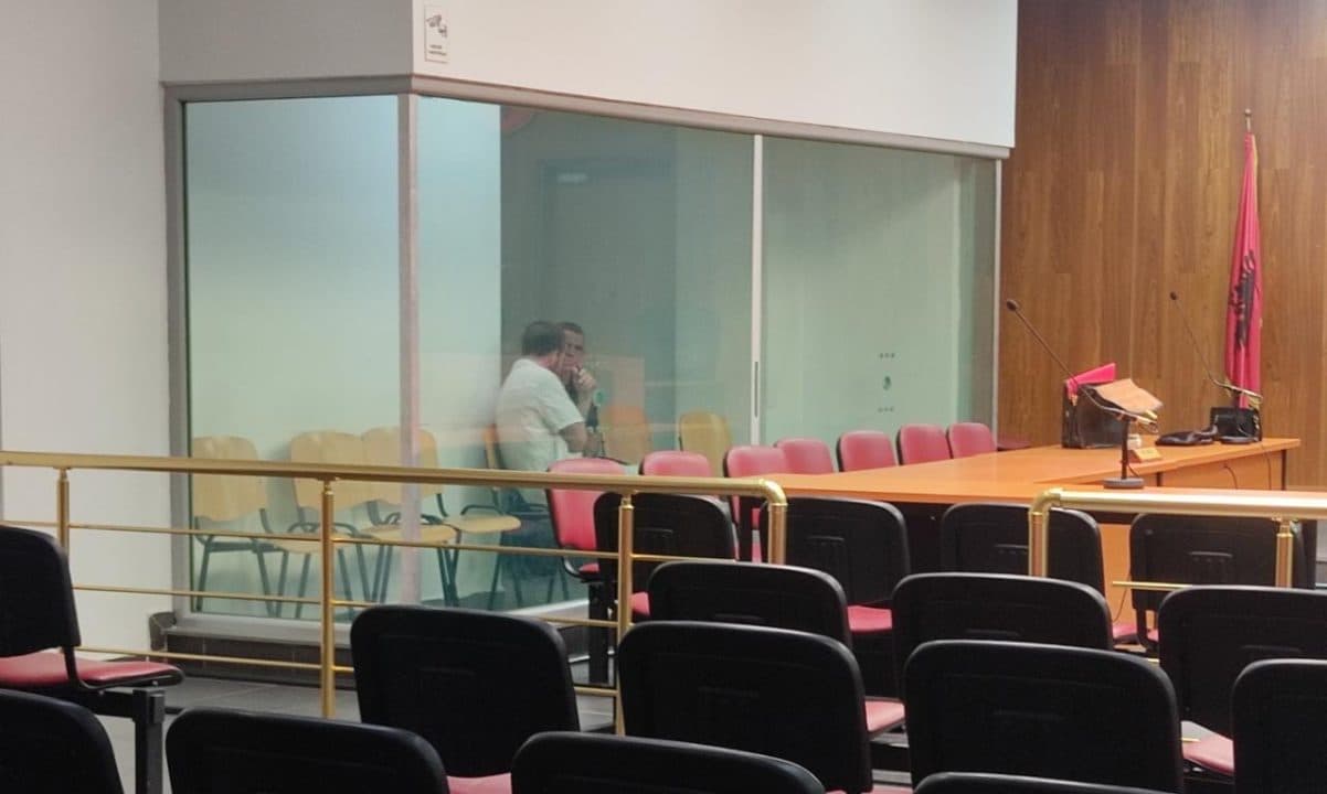 Akuzohet për thirrje me qëllime terroriste/ Gjykata lë në burg Bledar Zenelin, i dyshuari përlotet në gjyq