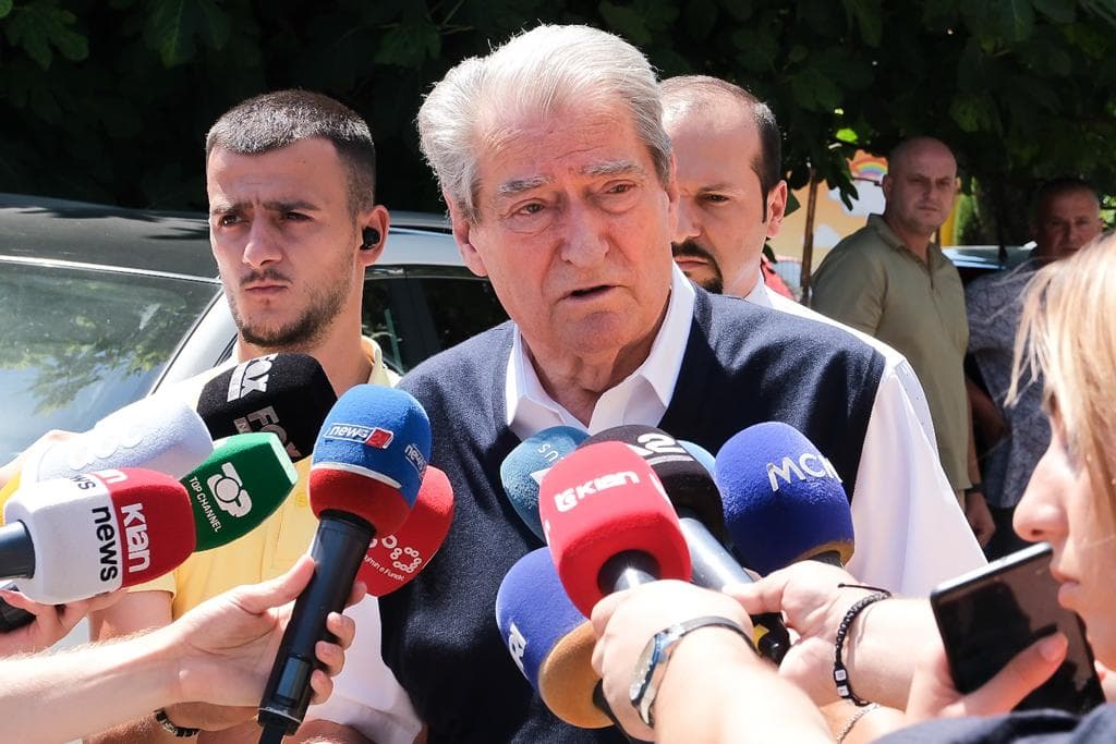 Berisha, ngushëllime në familjen e 7-vjeçares që u vra nga skafi: Krimi u krye nga një njeri i qeverisë