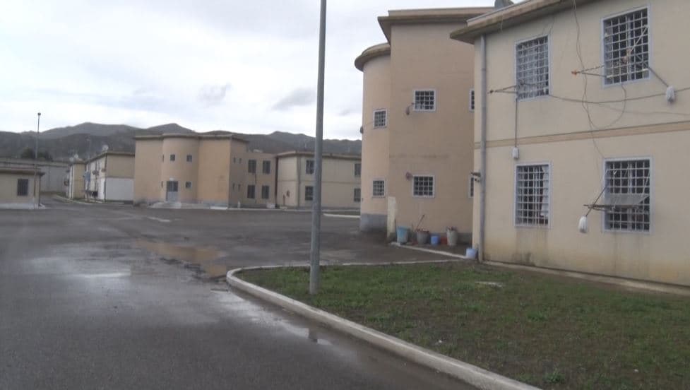 Rebelohen tre të paraburgosur në Peqin, dhunojnë gardianët