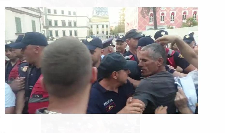“Polici e krimit”, tensionohet protesta para Ministrisë së Brendshme  