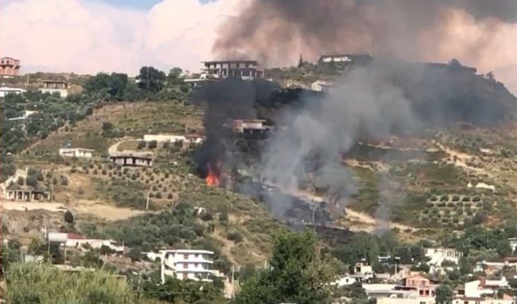 Zjarri në lagjen “Partizani” në Vlorë, OSSH stakon linjën si masë sigurie
