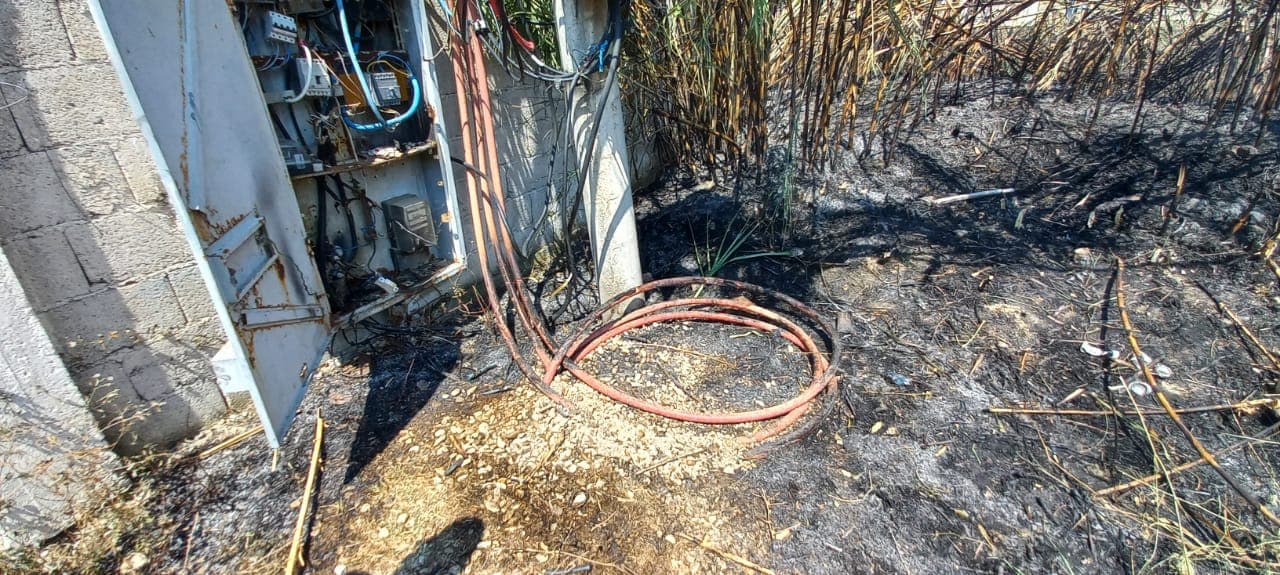 Zjarri dëmton kabllot e tensionit të ulët, pa energji elektrike Radhima dhe Orikumi