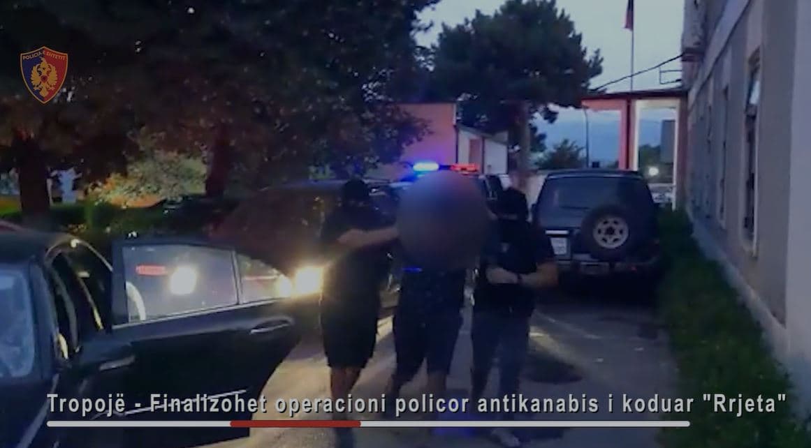 Drogë, armë dhe municione luftarake në makinë/ Arrestohen tre të rinjtë në Tropojë