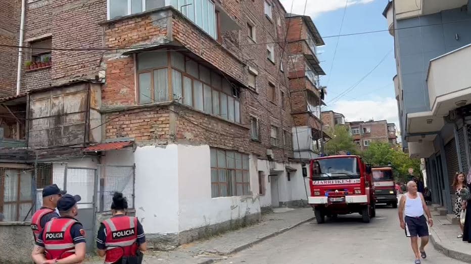 Zjarr në një apartament në Korçë, zjarrfikësja në luftë me flakët