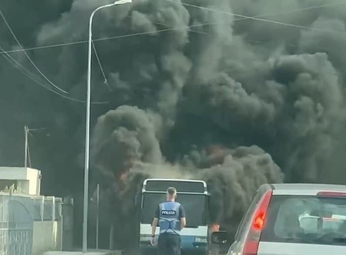 Merr flake në ecje autobusi i linjës Durrës-Porto Romano, pamjet nga vendngjarja (VIDEO)