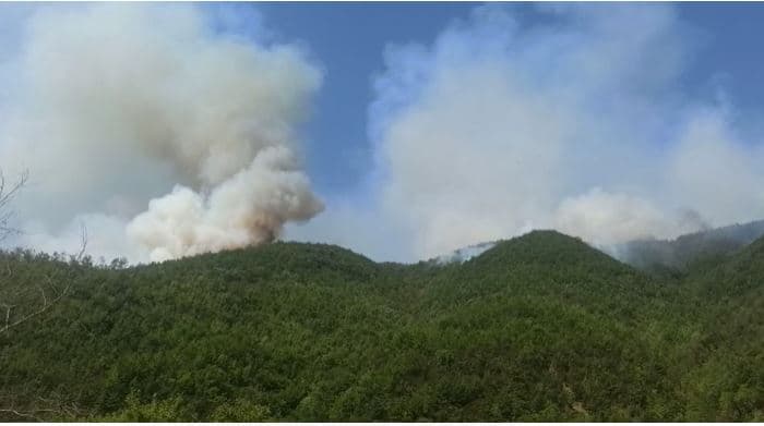 Zjarri në Shpërdhazë të Mirditës ende aktiv, terreni i keq vështirëson ndërhyrjen