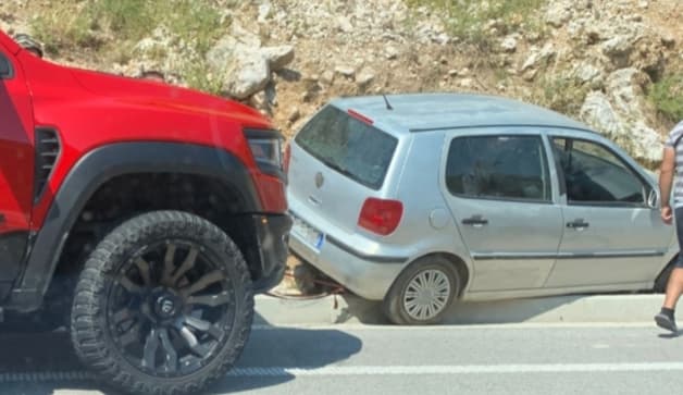 Aksident në aksin Kardhiq-Sarandë, automjeti del nga rruga në kthesë