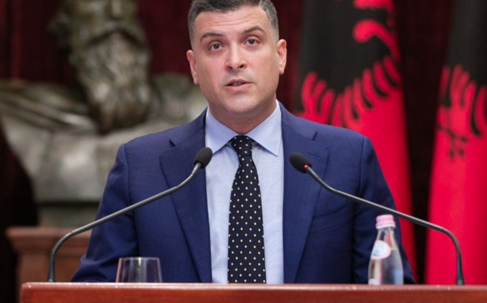 Rënia e konsumit të karburanteve, Blushi: Pasojë e makutërisë së kryeoligarkut të naftës