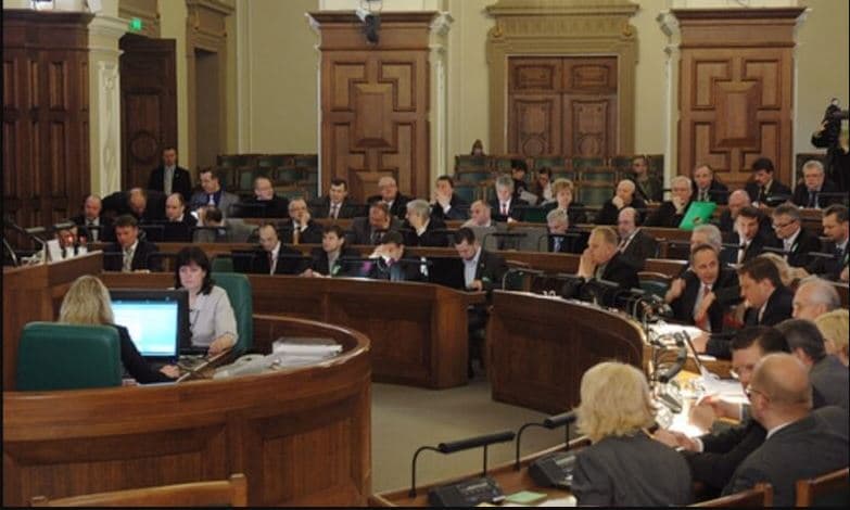 Parlamenti letonez e shpall Rusinë “shtet që sponsorizon terrorizmin”