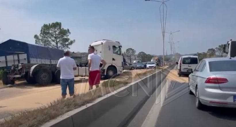    Përmbyset kamioni me grurë në autostradën Durrës-Tiranë