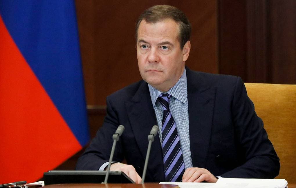 Medvedev: Zelensky ose do të përballet me gjykatën ose do të luajë role dytësore në komedi 