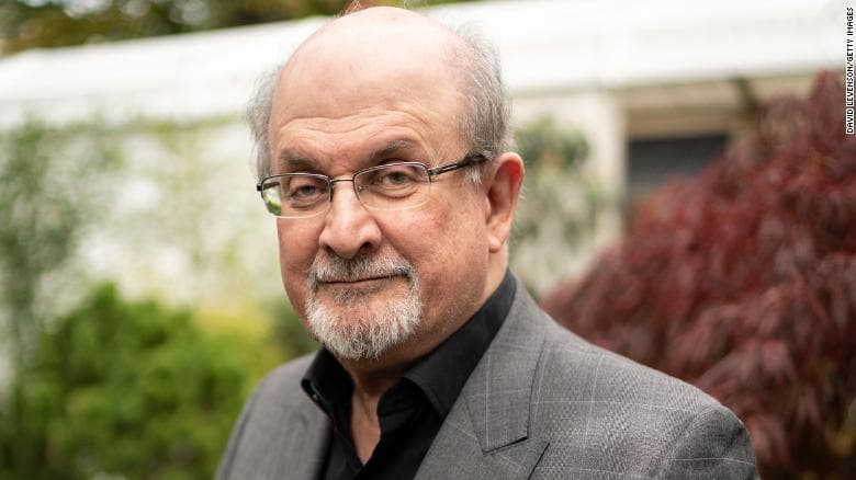 Sulmohet shkrimtari Salman Rushdie