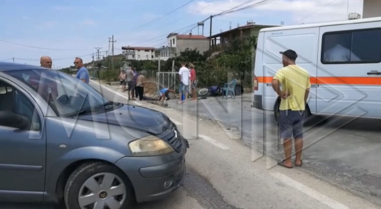 Makina përplas motorin në Divjakë, plagoset një person (VIDEO)