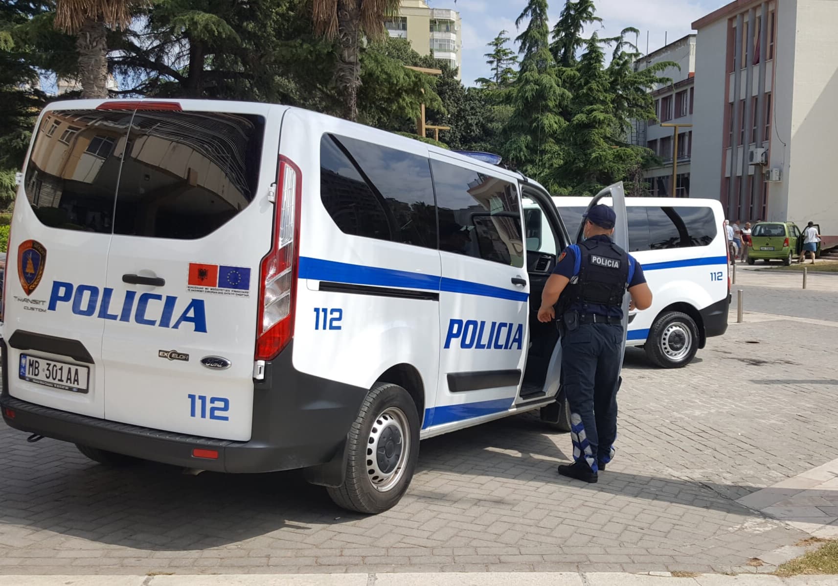 Nga sherri për xhamin e makinës te përleshja me thika/ Arreston dy persona, procedohen dy të tjerë