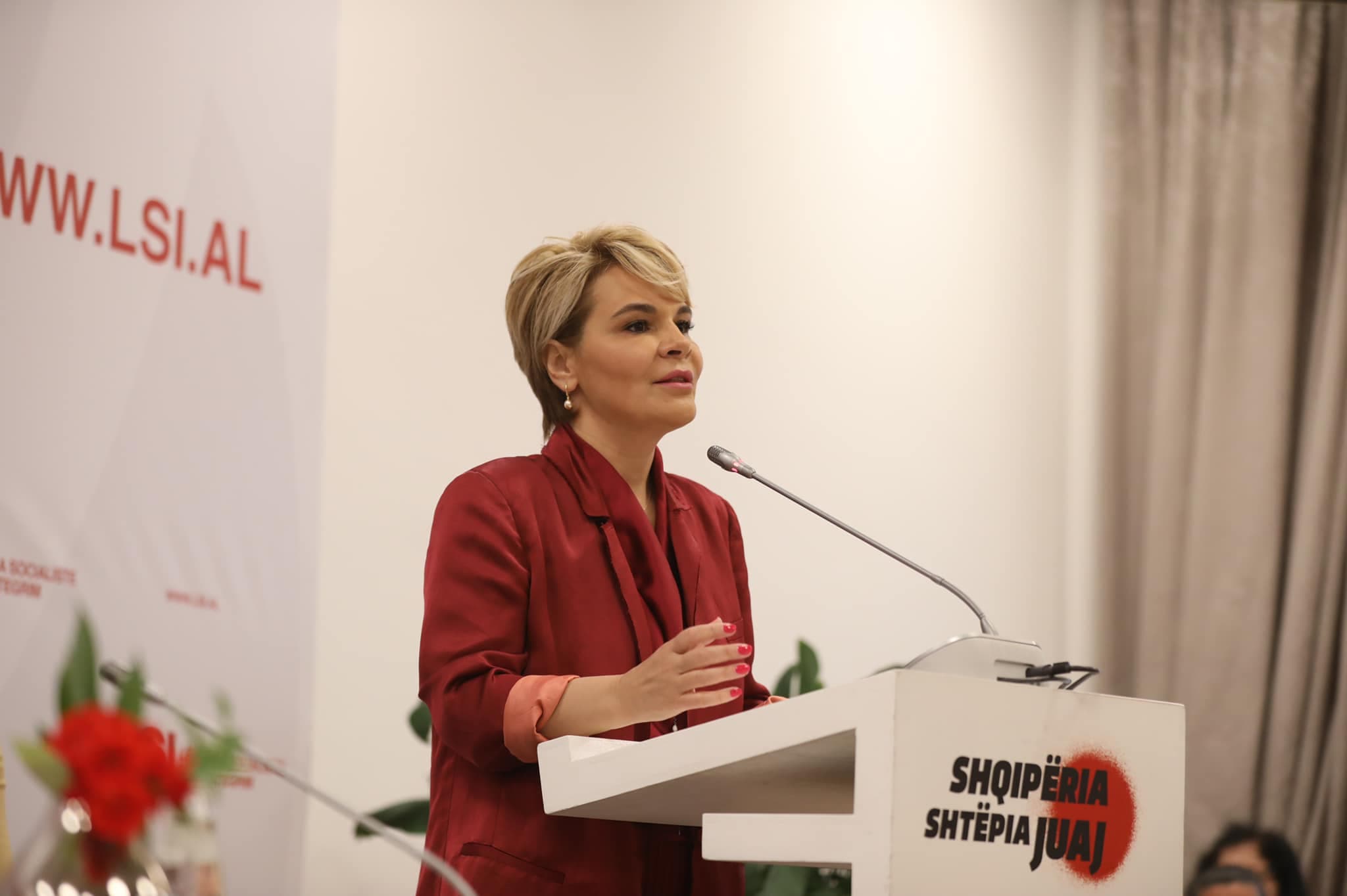 Kryemadhi publikon foton: Ky është organizatori i vërtetë i skemës mafioze të inceneratorëve!