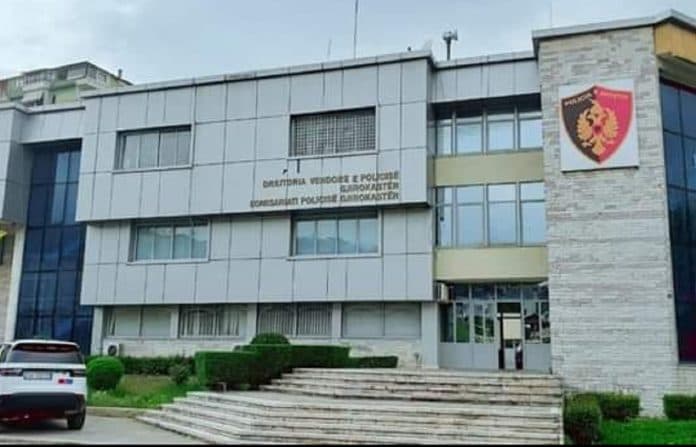 Kanosi policin në krye të detyrës dhe mbante me vete një thikë, arrestohet 38-vjeçari në Gjirokastër