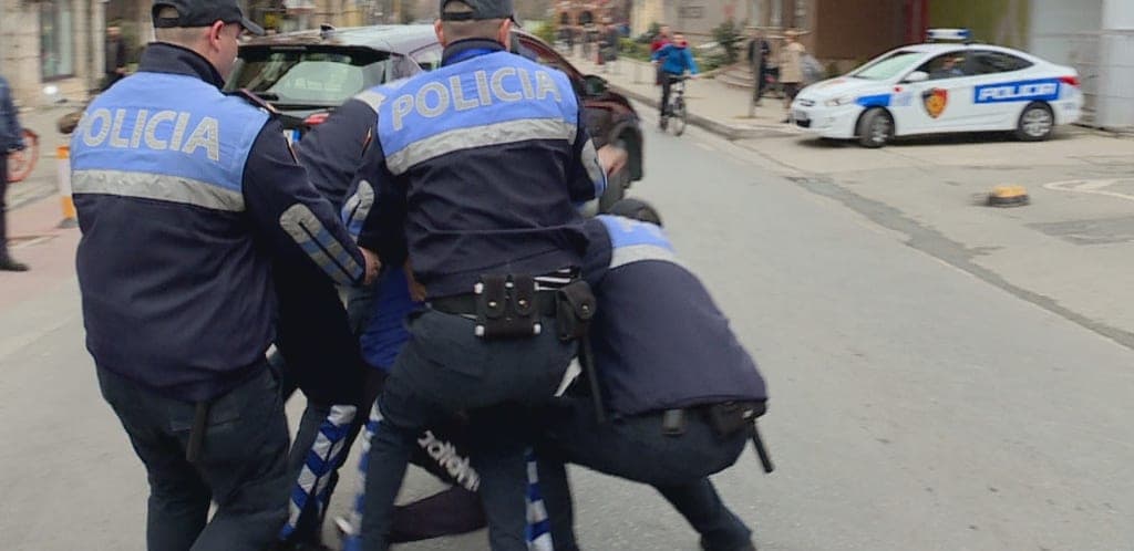 Vjedhje me dhunë në Maqellarë, në pranga dy vëllezër