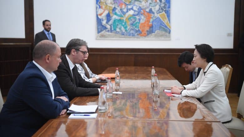 Dialogu Kosovë-Serbi, Vuçiç bisedon me ambasadoren kineze para takimit të Brukselit 