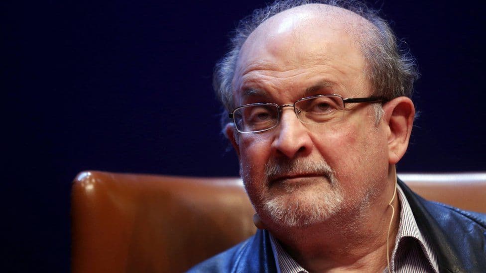 Agresori që sulmoi Salman Rushdie kishte lexuar vetëm dy faqe nga “Vargjet Satanike”