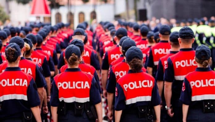 Pezullohet dhe nis hetimi disiplinor ndaj Nënkomisares që ofendoi gazetarët në rrjetet sociale