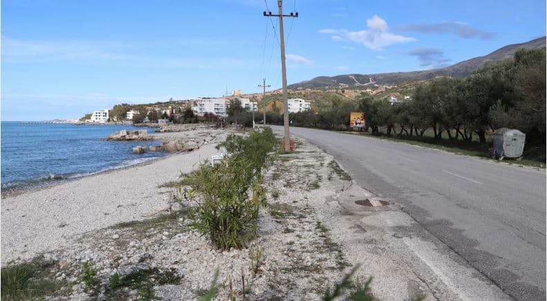 Makina përplas fëmijën në rrugën e plazhit në Orikum, plagoset 8-vjeçari dhe drejtuesi i mjetit