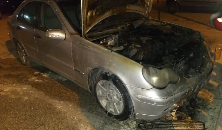 Përfshihet nga flakët makina e gardianit të burgut në Berat