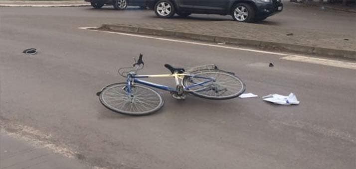 Makina përplas biçikletën në Berat, humb jetën një person