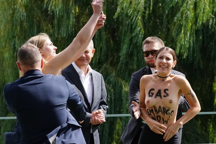 Protestë topless para kancelarit gjerman: Mos i jepni para Putinit