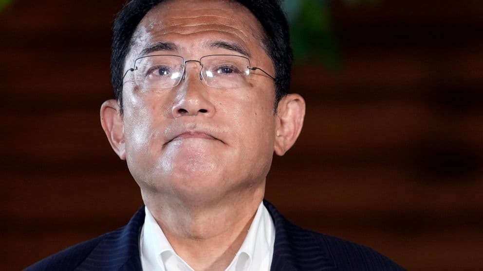 Kryeministri japonez infektohet me Covid, anulon udhëtimet
