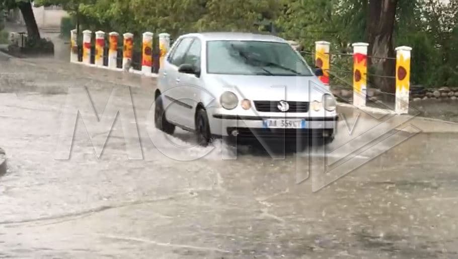 Përmbytet qyteti i Gramshit, shkak bllokimi i kanaleve të ujërave të zeza (VIDEO)