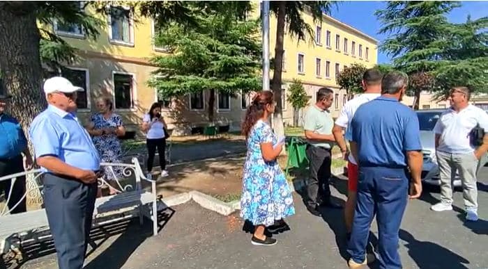Banorët e fshatit Bujqës të Elbasanit në protestë për kanalin vaditës: Po humbim të mbjellat