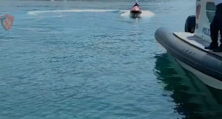 Lëvizte me "Jetski" në zonën e ndaluar, gjobitet 28-vjeçari në Radhimë