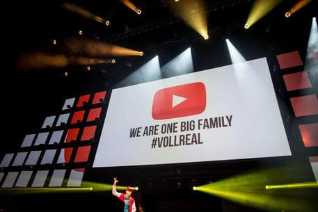 YouTube sfidon Apple dhe Spotify, krijon faqen e podcast-it