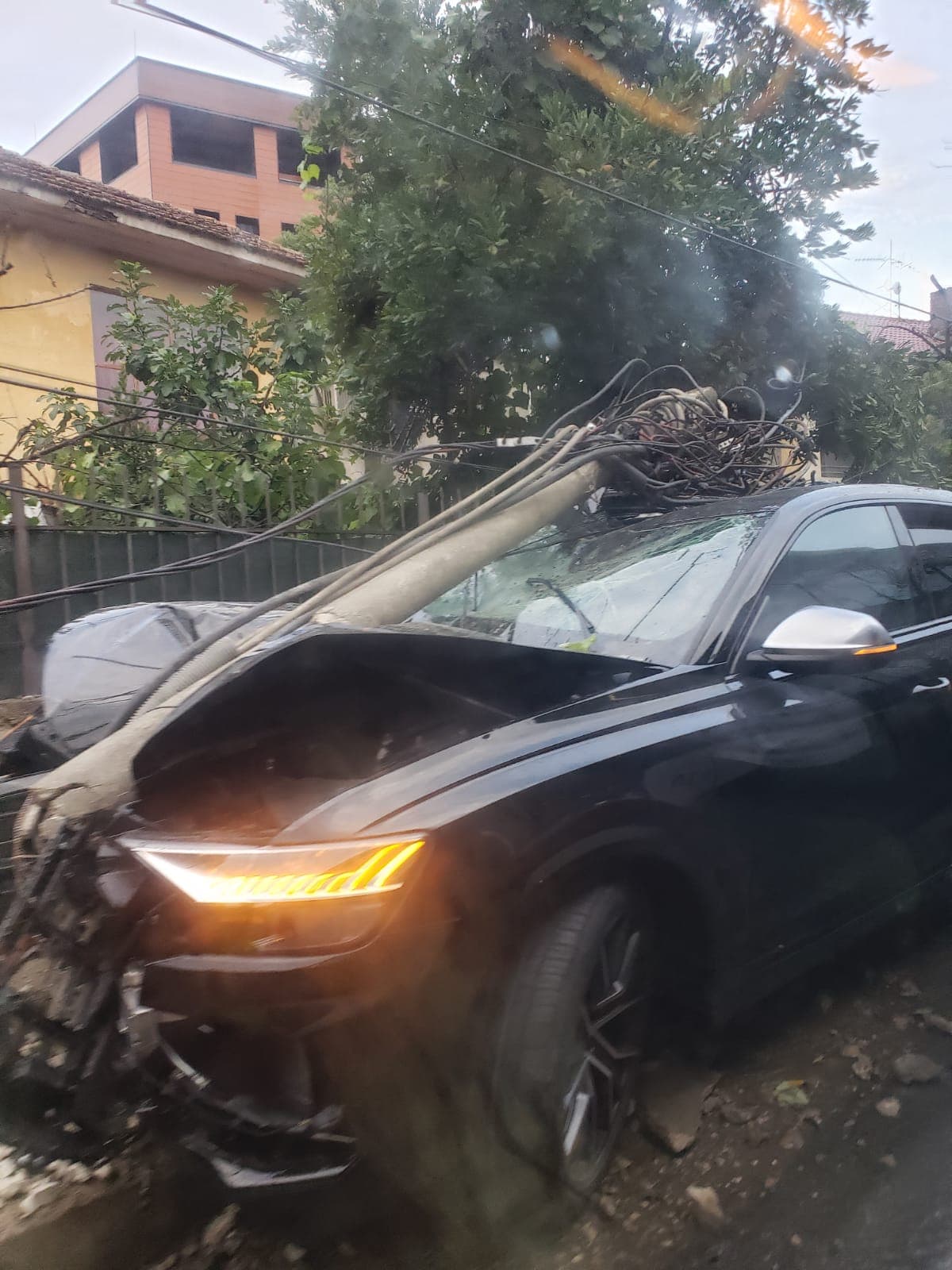 Makina përplaset me shtyllën në afërsi të Fakultetit Ekonomik