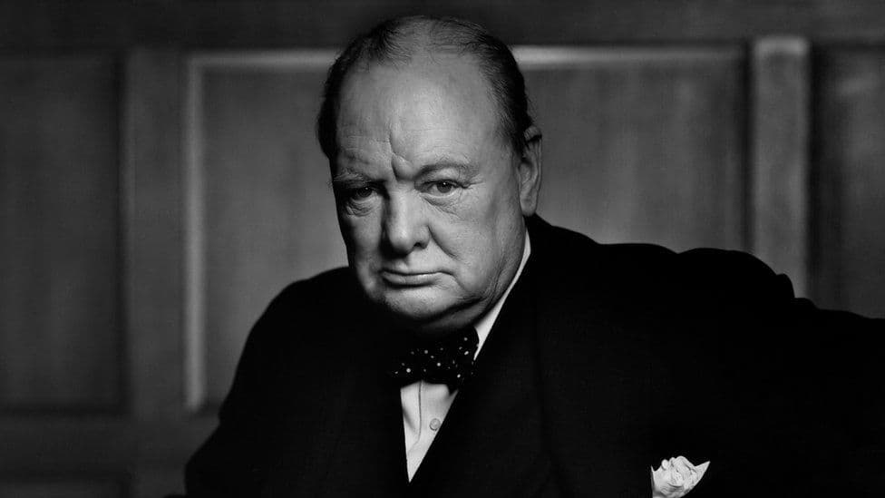 Vidhet portreti i Churchill nga hoteli në Kanada, grabitësit e zëvendësuan me një kopje