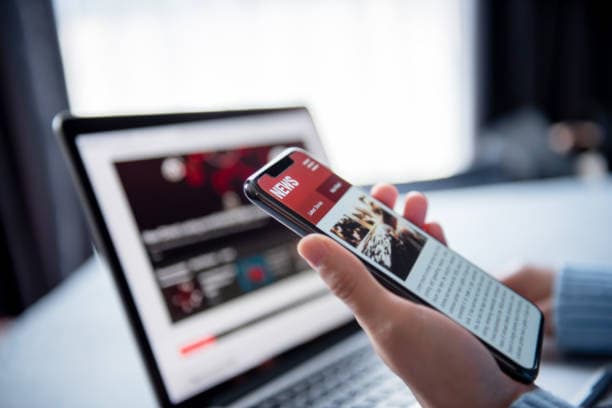 Faqet online/ Vetëm 58% e shqiptarëve lexojnë lajme në internet