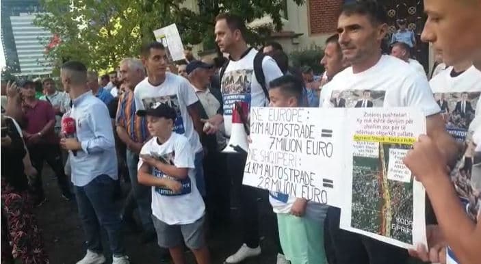 “Të mbrojmë shtëpitë tona”, protestë para Bashkisë së Tiranës (VIDEO)
