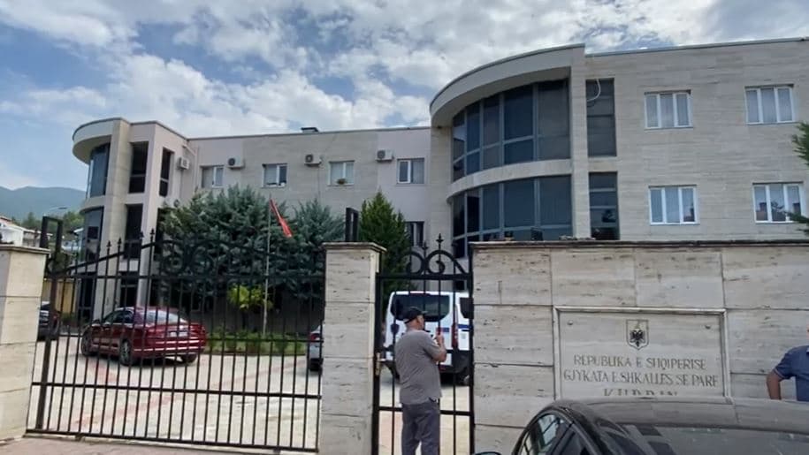Dyshohet se ndihmoi Ervis Martinajn, Gjykata lë në burg agjentin e policisë (VIDEO)