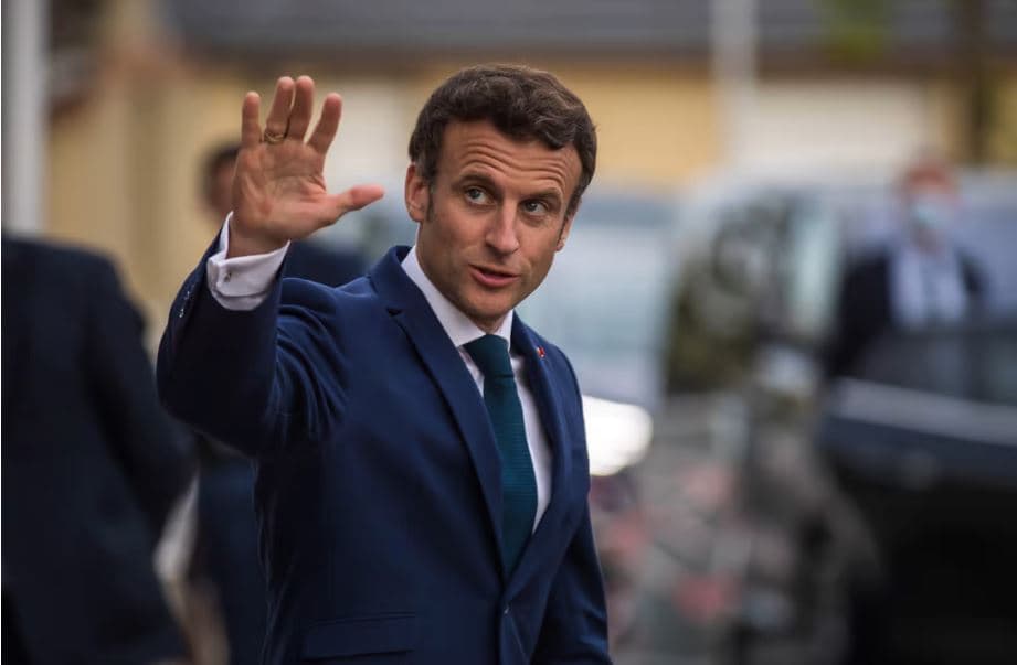 Macron viziton Algjerinë mes tensionve me shtetin ish-koloni të Francës