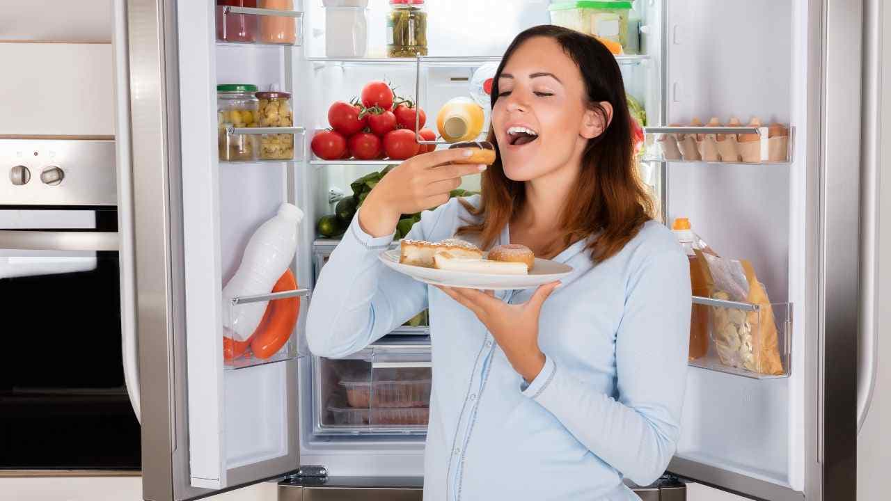 Ëmbëlsira para menstruacioneve? Disa këshilla si të qetësoheni pa shtuar peshë