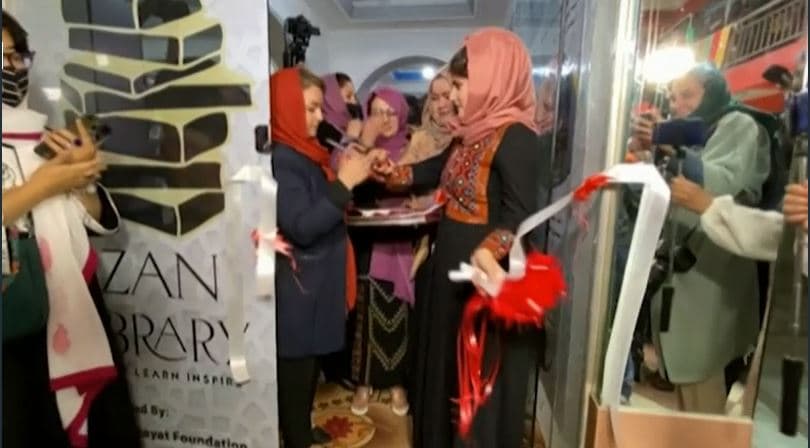 Gratë afgane sfidojnë talebanët, hapin një bibliotekë në Kabul
