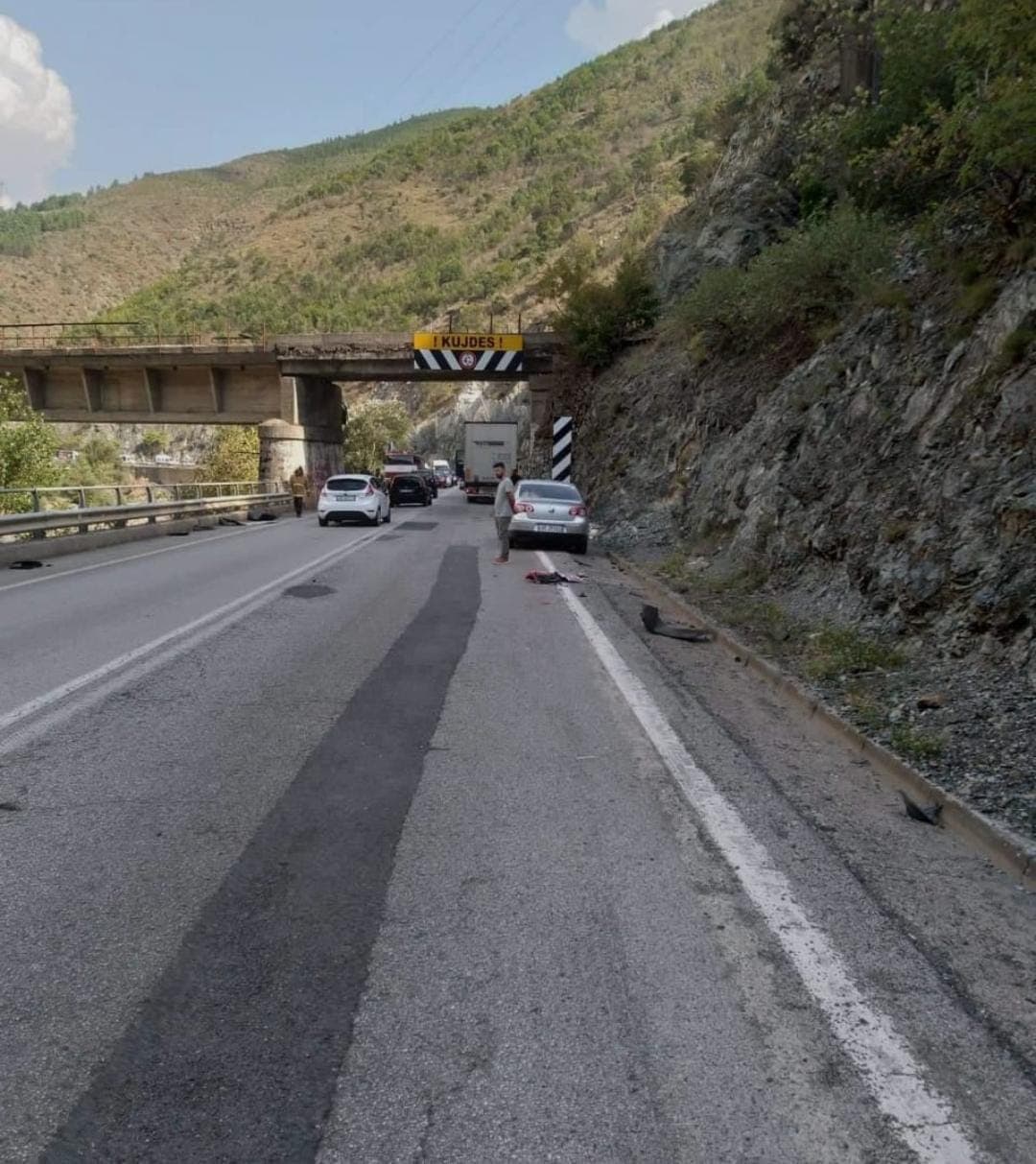 Aksident në Librazhd/ Përfshihen një kamion dhe 7 autovetura 