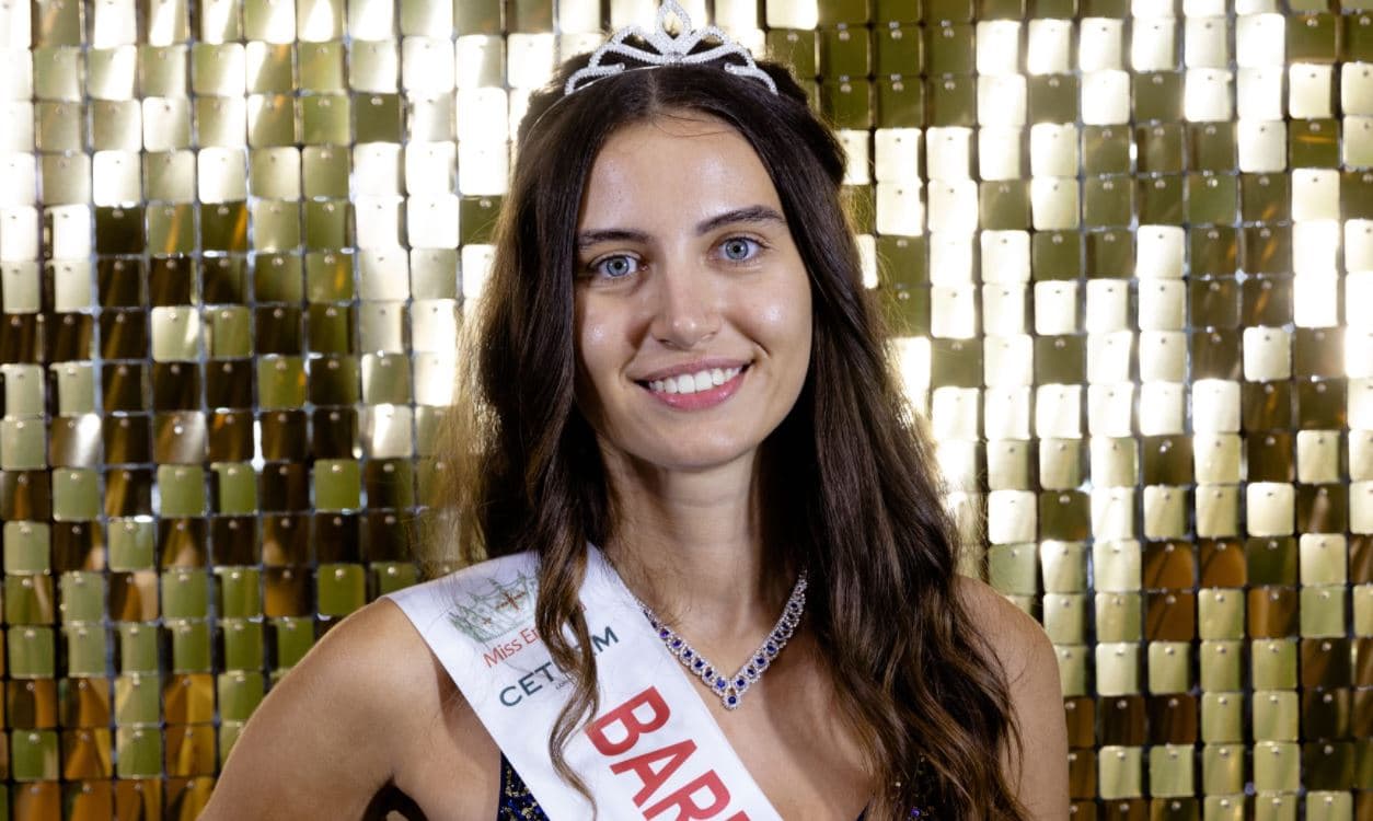 Finalistja e Miss Anglisë bëhet e para në historinë e konkursit që konkurron pa grim